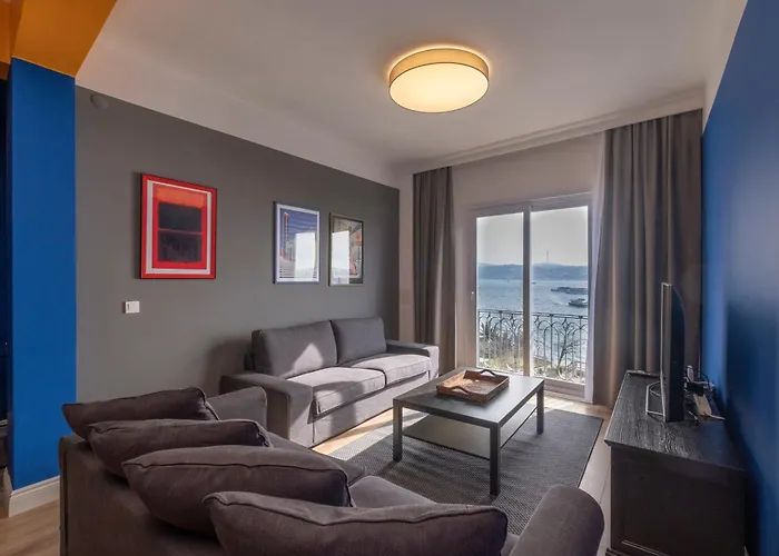 Hip Waterfront Apt With A Striking View
